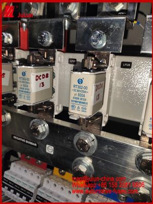 600A DC80V Blade Fuse Caremic RT302-00 25KA GG Für EV / HEV Fahrzeug hervorragende Gleichspannleistung